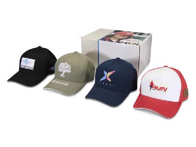 Коробка с образцами бейсболок из переработанных материалов